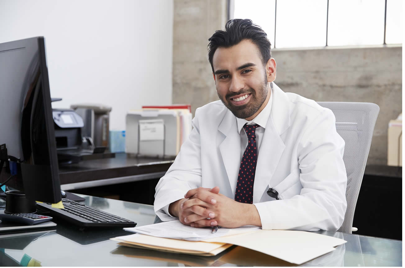 Dr. Artur Mello Especialidade: Psiquiatria Clínica Geral, com foco em transtornos de humor (depressão e bipolaridade) e ansiedade. Abordagem: Dr. Artur adota uma abordagem integrativa, combinando avaliação medicamentosa criteriosa com uma escuta ativa e acolhedora. Ele acredita que o tratamento eficaz passa pelo entendimento profundo das necessidades do paciente, buscando alinhar a química cerebral com o bem-estar emocional e funcional. Endereço: Rua Conde de Porto Alegre, 320, Sala 702 – Centro, Duque de Caxias – RJ Telefone: (21) 98765-4321